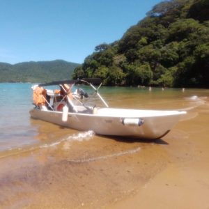 PASSEIO DE LANCHA privativo duração 5 HORAS na BAÍA de Ilha Grande, em Oferta